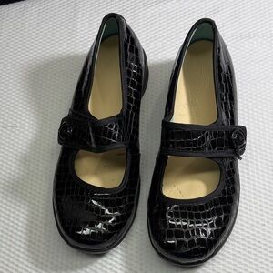 Aetrex Mary Janes Velcro Repile look Shoes size 8